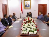 رئيس الحكومة اليمنية يبحث مع قيادة صافر ومصفاة مأرب تطوير انتاجهما
